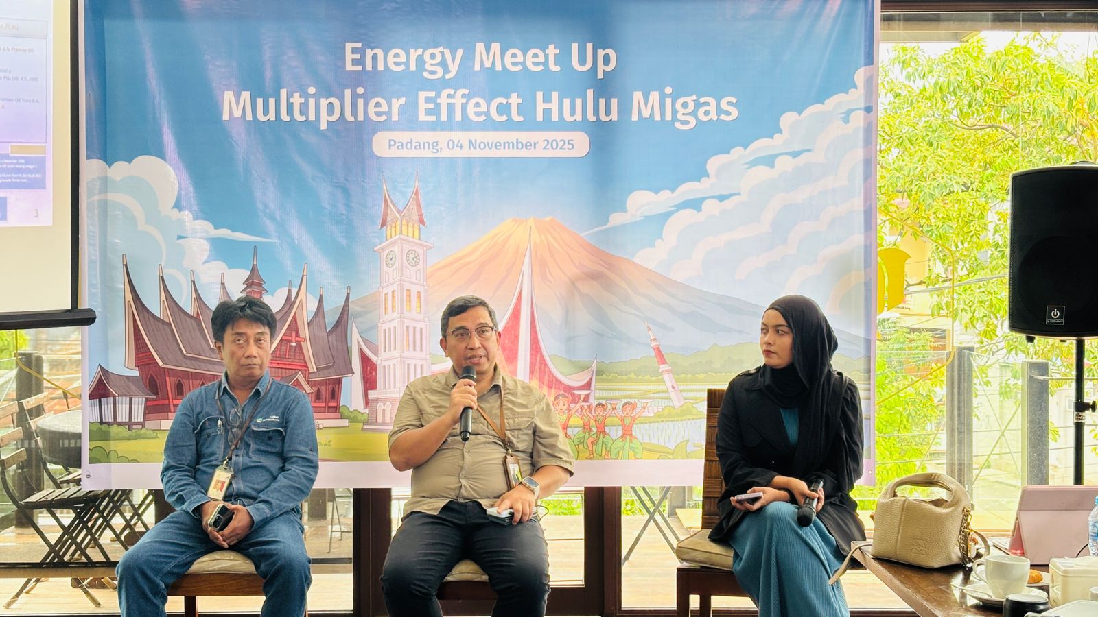 Kepala Departemen Formalitas dan Komunikasi SKK Migas Sumbagut, Yanin Kholison, kegiatan Energy Meet Up di Kota Padang, Selasa (4/11/2025).