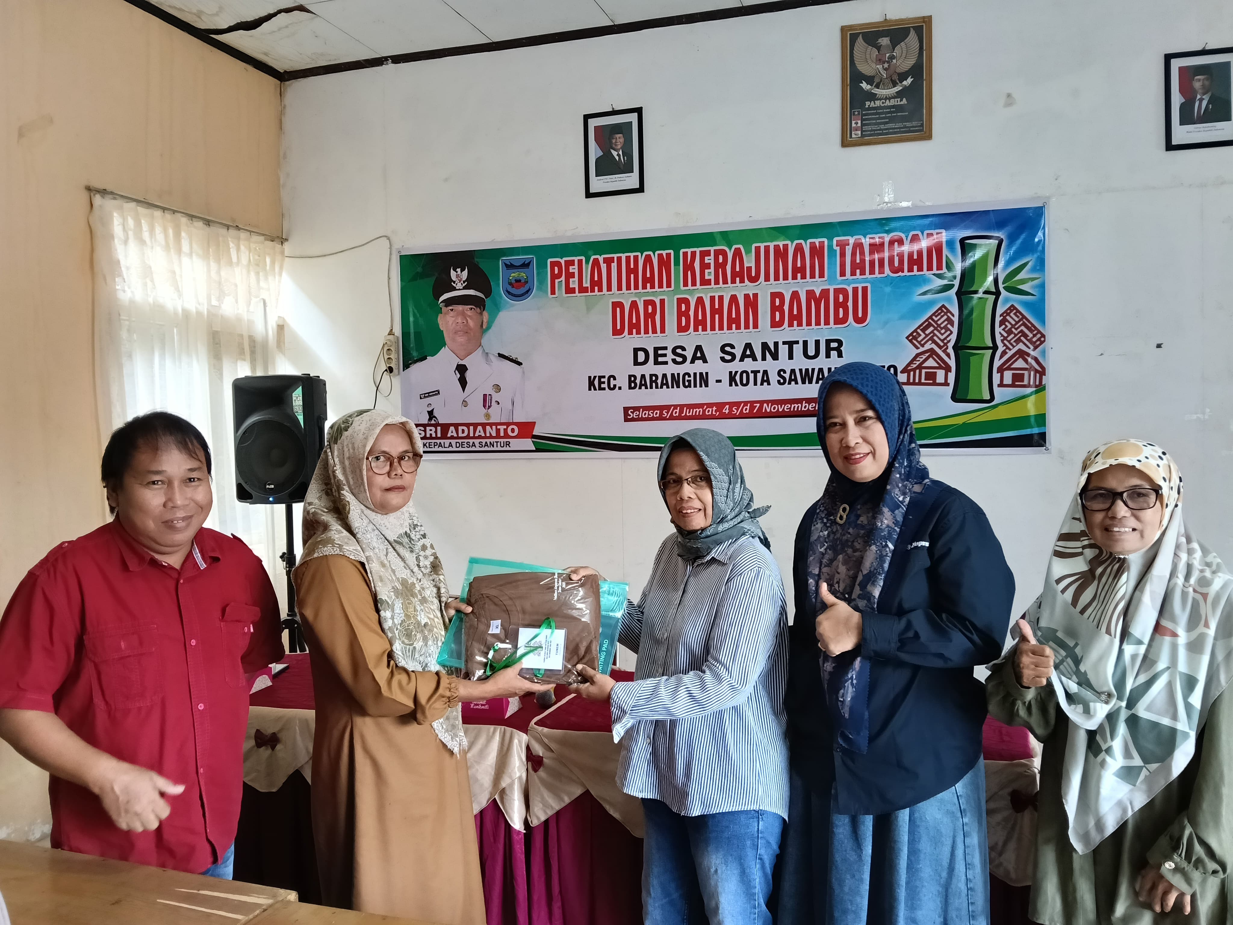Desa Santur adakan pelatihan kerajinan bambu empat hari untuk tingkatkan keterampilan, kreativitas, dan ekonomi masyarakat melalui pemanfaatan potensi lokal.