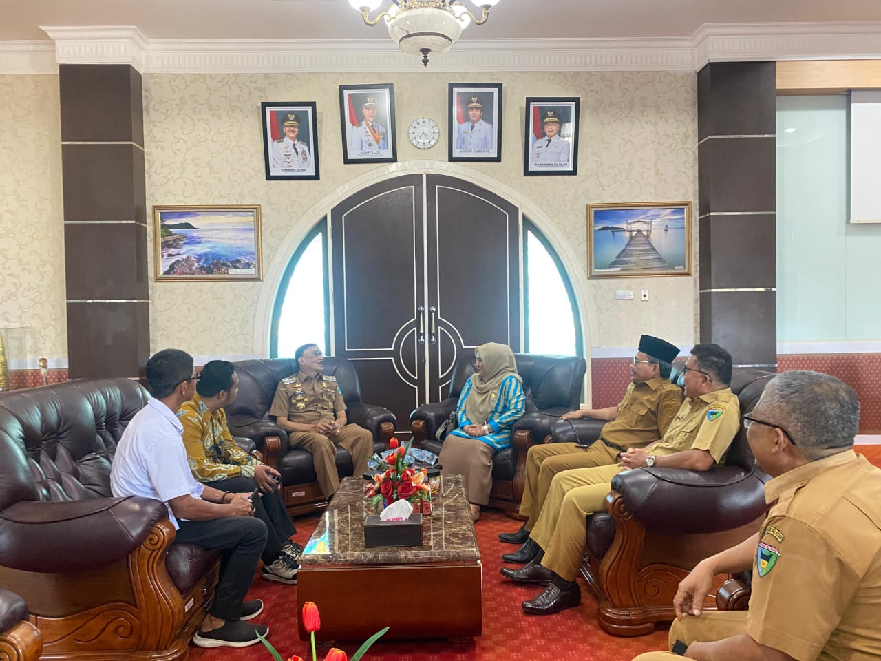 Bupati Pesisir Selatan, Hendrajoni, menerima kunjungan Tim Visitasi Komisi Informasi (KI) Provinsi Sumatera Barat di ruang kerjanya, Senin (3/11/2025).