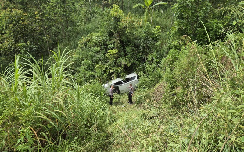 Kecelakaan tunggal minibus Toyota Avanza di Tikungan Kelok S Jalan Lingkar Solok-Padang, Selasa (4/11/2025). (Satlantas Polres Solok)