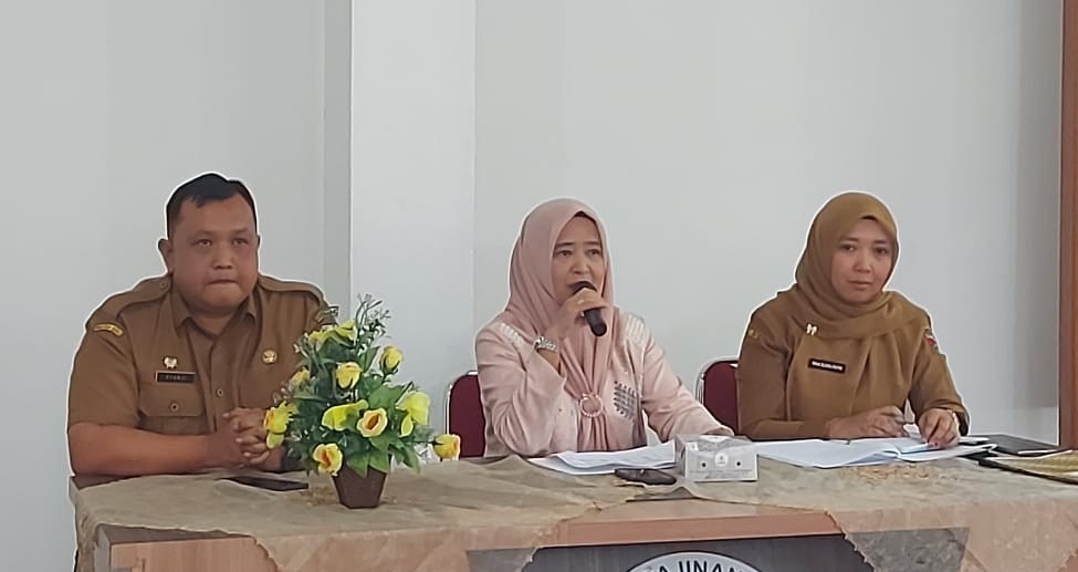 BERI SAMBUTAN: Ketua LKKS Bukittinggi, Yesi Endriani Ramlan Nurmatias, menyampaikan arahannya dalam rapat kerja LKKS di Bukittinggi, Senin (3/11).