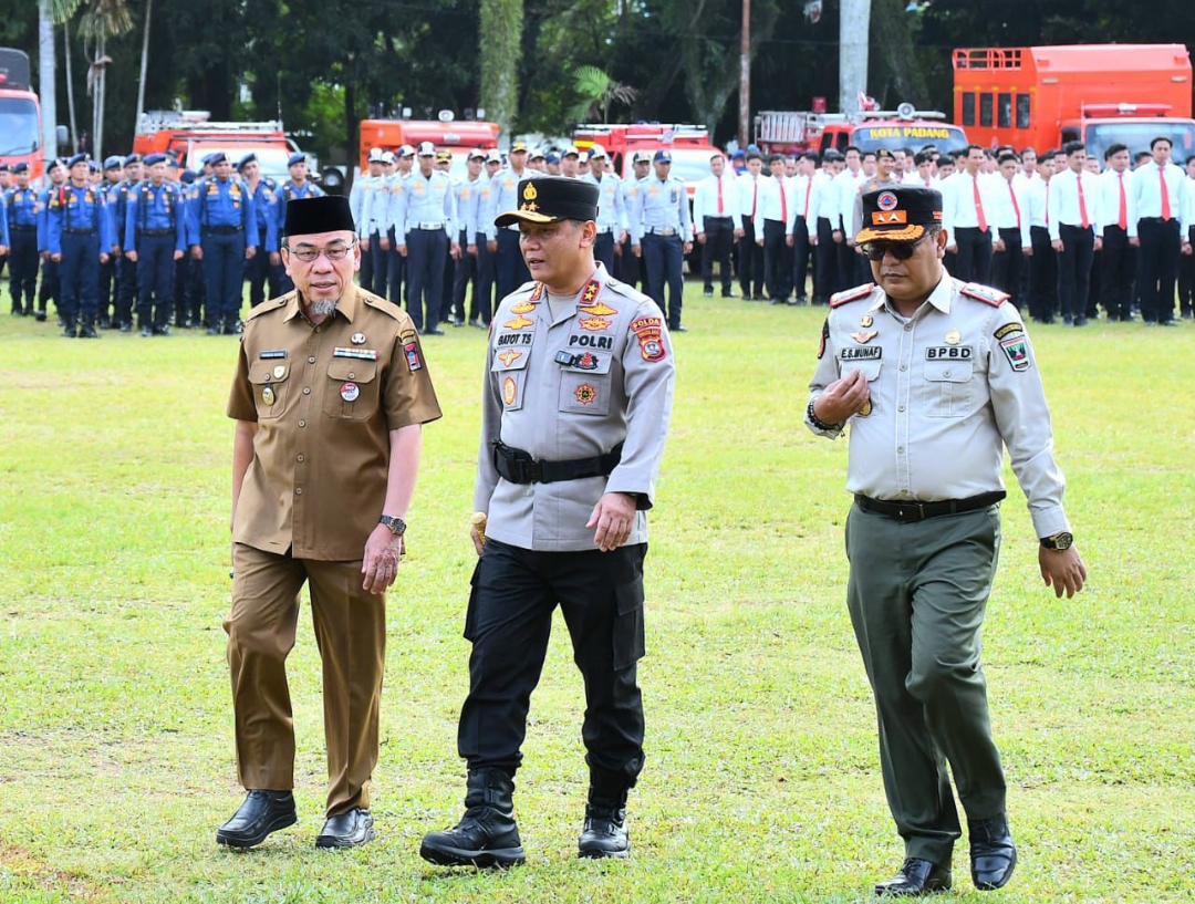 Kapolda Sumbar Irjen Pol Gatot Tri Suryanta bersama Wawako Padang Maigus Nasir (kiri) usai Apel Kesiapsiagaan Bencana 2025 di Lapangan Imam Bonjol, Selasa (4/11/2025).(Foto: Prokopim)