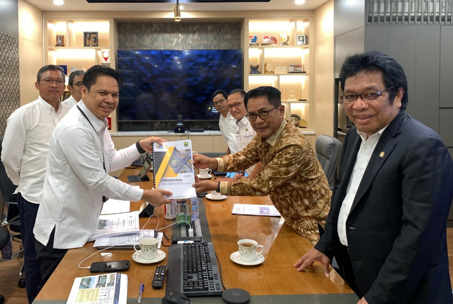 USULAN: Bupati Padangpariaman, John Kenedy Azis, menyerahkan proposal pembangunan jembatan Kayugadang ke Dirjen Bina Marga Kementerian PUPR, Roy Rizali Anwar, disaksikan Wakil Ketua Komisi V DPR RI.