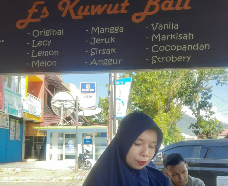Es Kuwut Bali hadir sebagai inovasi minuman segar khas Lubuk Minturun, menawarkan kesegaran alami lemon dan cita rasa tropis di tengah panas Padang.
