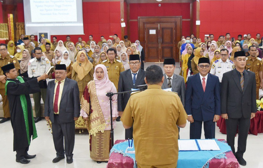 Wali Kota Pariaman Yota Balad melantik enam pejabat baru Eselon II dan III, Selasa (4/11/2025).