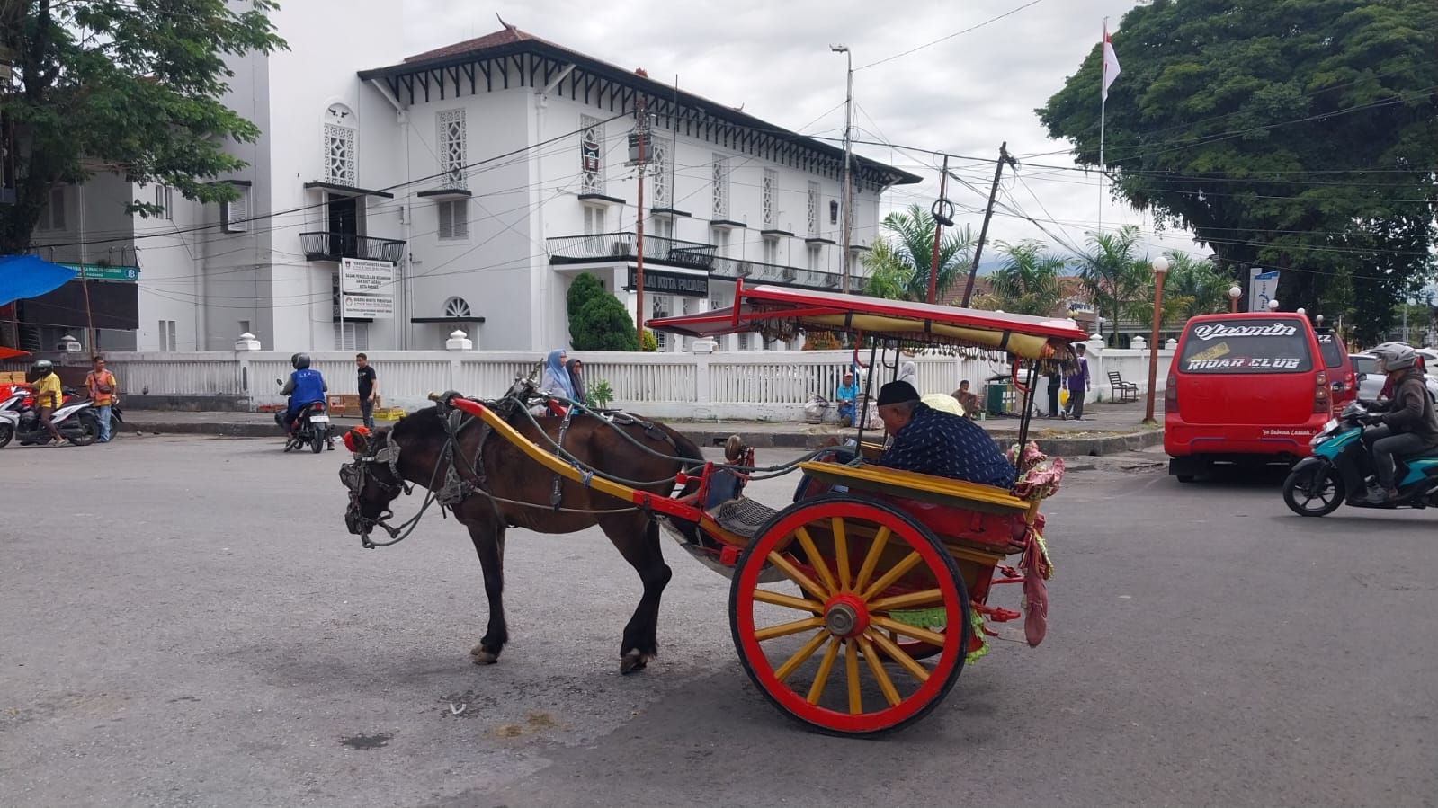 Di tengah gempuran transportasi daring, Sabirin (69), kusir bendi asal Padang, tetap bertahan menghidupi keluarga dan kudanya dengan penuh kesetiaan.