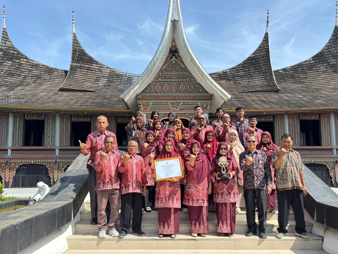 Museum Adityawarman di Padang menghadirkan ribuan koleksi budaya Minangkabau, menjadi pusat edukasi dan pelestarian sejarah yang terus bertransformasi modern.