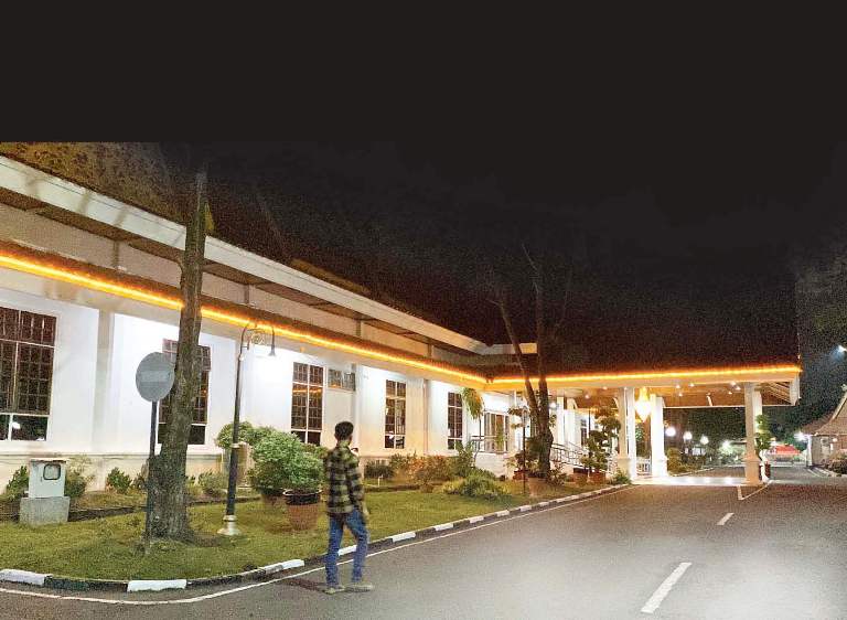SEPI: Rumah Dinas Gubernur Riau tampak sepi tadi malam. Siang hari, sebelum muncul kabar OTT KPK yang disebut-sebut menjaring Gubernur Riau Abdul Wahid.