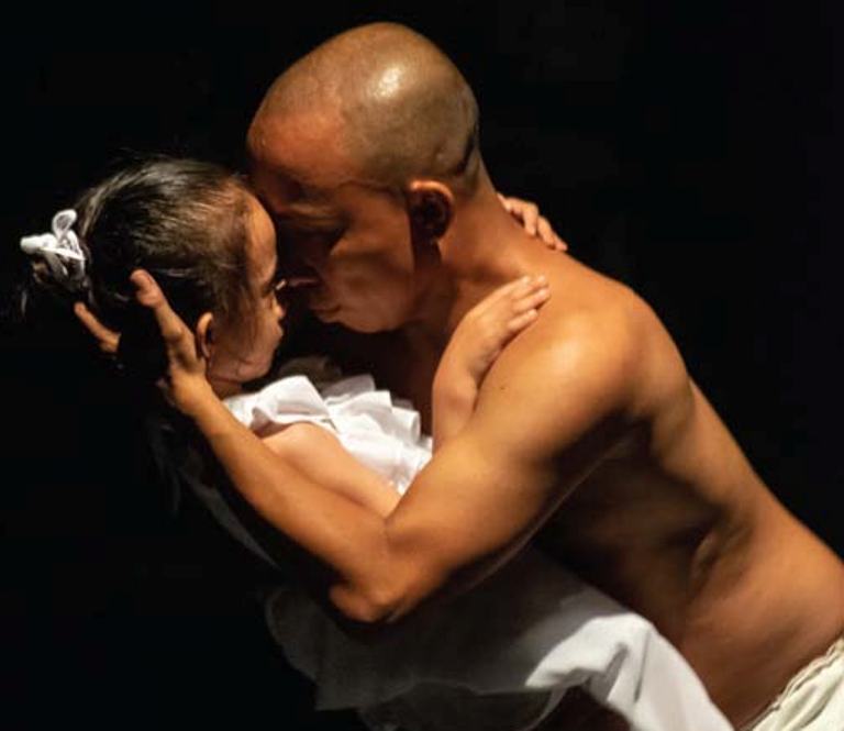 RESPONS DESAKAN: Rio Mefri dan Hawa Mefri dari Nan Jombang Dance Company dalam tari kontemporer berjudul The Next.