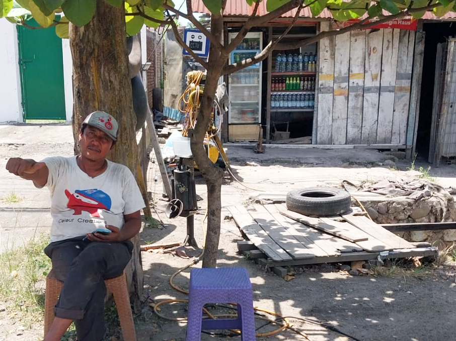 Rahmat Lubis, tukang tambal ban di Padang, berhasil mengantarkan putrinya, Isfatma Saleha, meraih gelar cumlaude dan bekerja di rumah sakit elite Jakarta. (Foto: Mengki Kurniawan/ Padeks)
