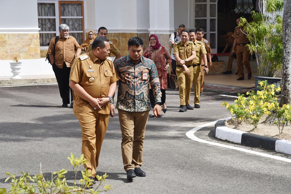 Wali Kota Pariaman Yota Balad ngobrol santai dengan Lektor Kepala IPDN Kampus Sumatera Barat, Lalu Satria Utama.