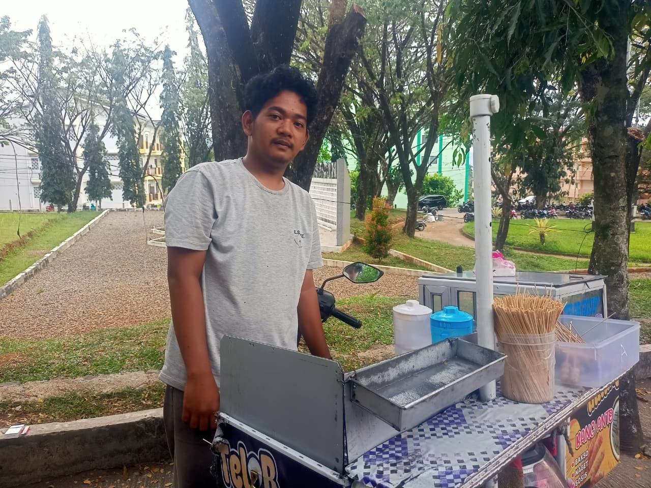 Kisah inspiratif Irwan Febriansyah, pemuda 22 tahun asal Padang, yang tak malu berjualan telur gulung demi membantu orang tua dan menginspirasi sesama.