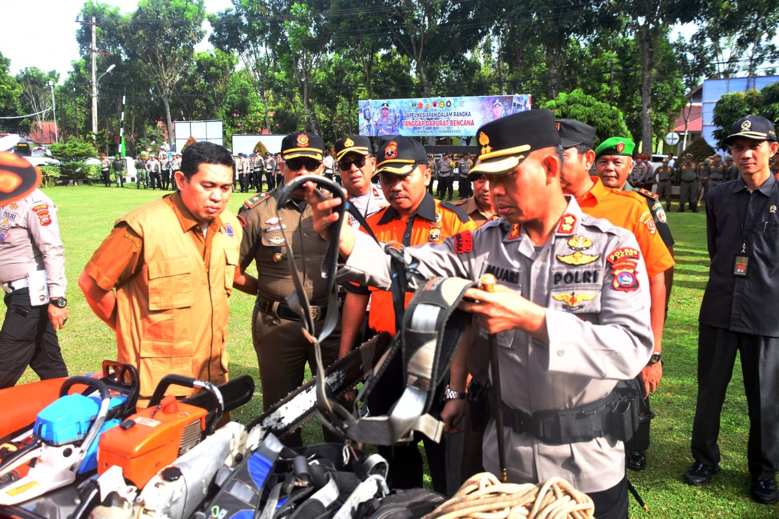 SIAGA BENCANA: Kapolres Agam AKBP Muari saat mengecek alat penanganan kebencanaan usai Apel Kesiapsiagaan Bencana di halaman Mako Polres Agam, Selasa (4/11).