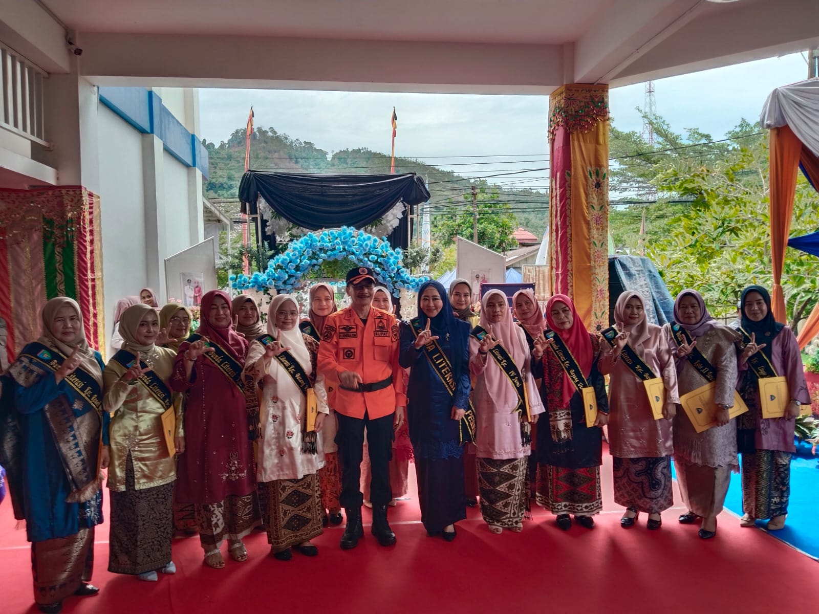 Bupati Pessel, Hendrajoni, didampingi anggota Komisi III DPR RI, Lisda Hendrajoni, foto bersama dengan peserta festival. (Dok Kominfo)