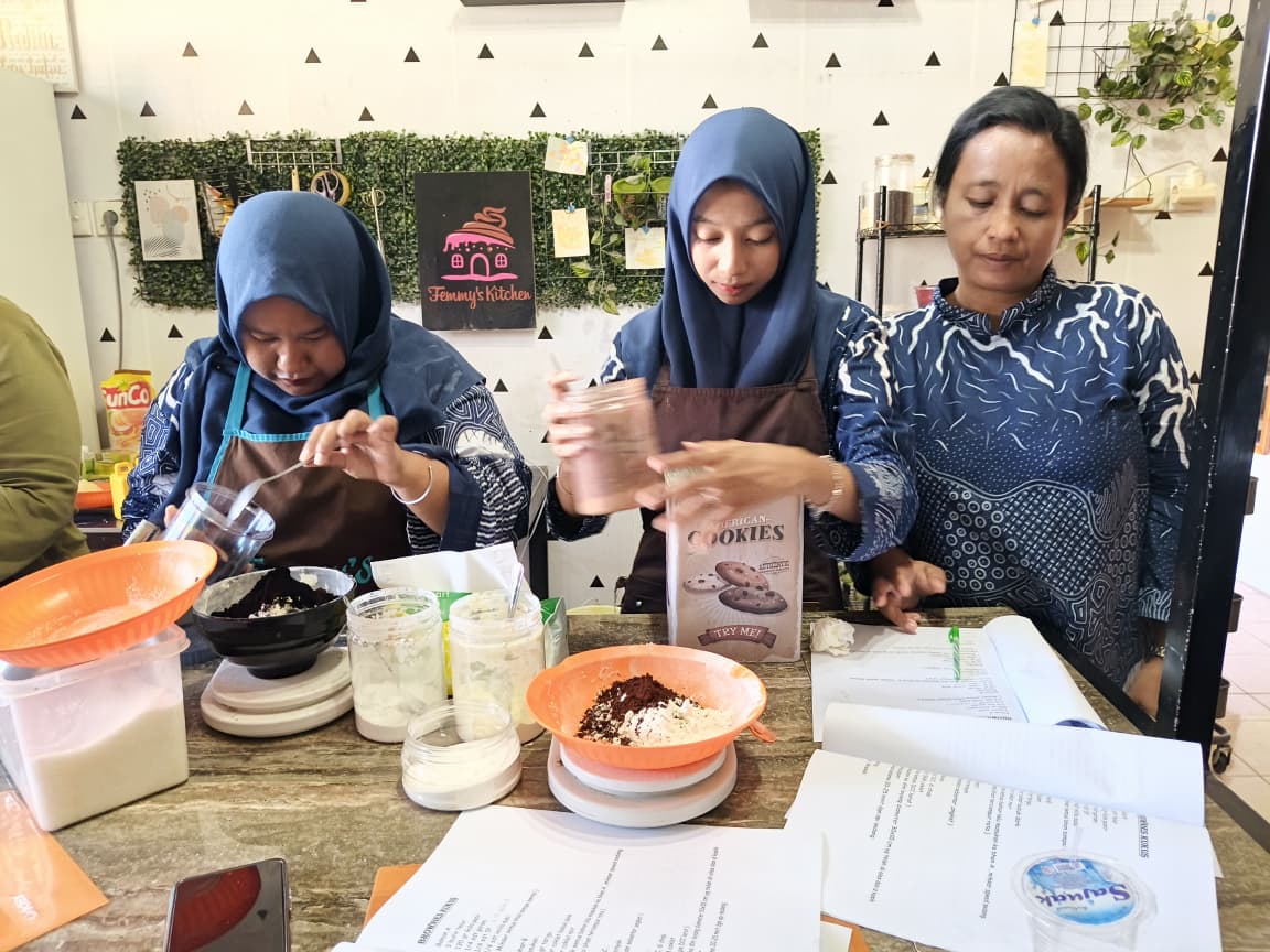 PT Semen Padang dukung pelatihan tata boga bagi warga Teluk Bayur untuk tingkatkan keterampilan, wujudkan kemandirian ekonomi, dan peluang usaha rumahan.