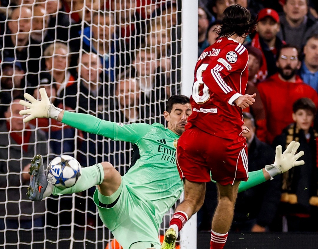 Thibaut Courtois tampil gemilang dengan empat penyelamatan krusial saat Real Madrid imbang 0-0 lawan Liverpool di Anfield. (Foto: Instagram @realmadrid)
