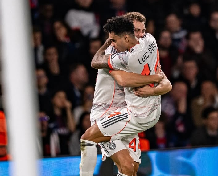 Luis Diaz mencetak dua gol sebelum kartu merah, membantu Bayern Munich menang 2-1 atas PSG di Parc des Princes, memperpanjang kemenangan beruntun 16 laga. (Foto: IG @fcbayern)