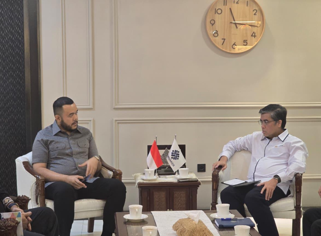 Wali Kota Padang Fadly Amran berbincang dengan Menteri Ketenagakerjaan RI Yassierli saat pertemuan di Kantor Kemenaker, Jakarta, Selasa (4/11/2025). (Foto: Prokopim)