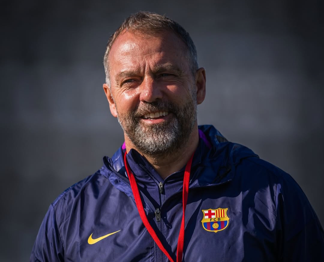 Pelatih Barcelona Hansi Flick memantau sesi latihan timnya jelang laga kontra Club Brugge di Liga Champions 2025/2026.(Foto: Instagram @fcbarcelona)