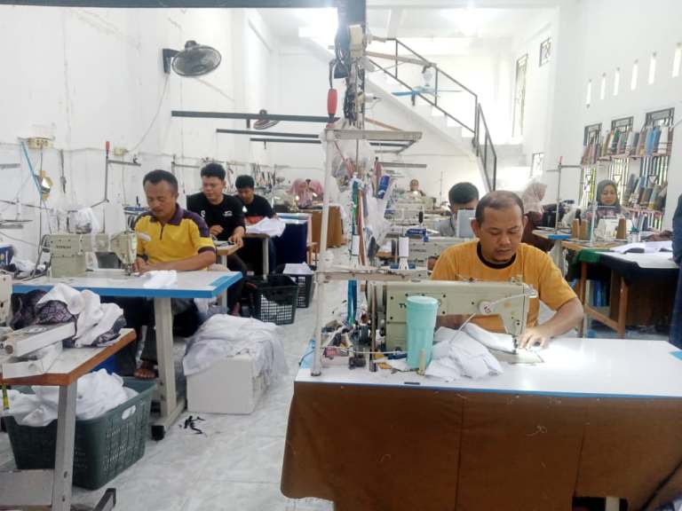 RUMAH KEDUA: Sejumlah penjahit menyelesaikan pekerjaannya di sentra produksi Kampung Jahit Maharrani di Simpang Koto Tingga Nomor 55, Pasar Ambacang, Kuranji, Padang, pertengahan September lalu.
