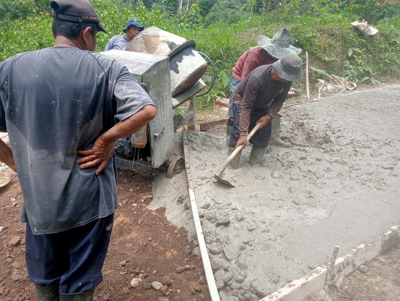 PT Semen Padang bantu 2.600 zak semen untuk betonisasi jalan 1,5 km di HKm Puncak Labuang guna memperlancar akses peladang.