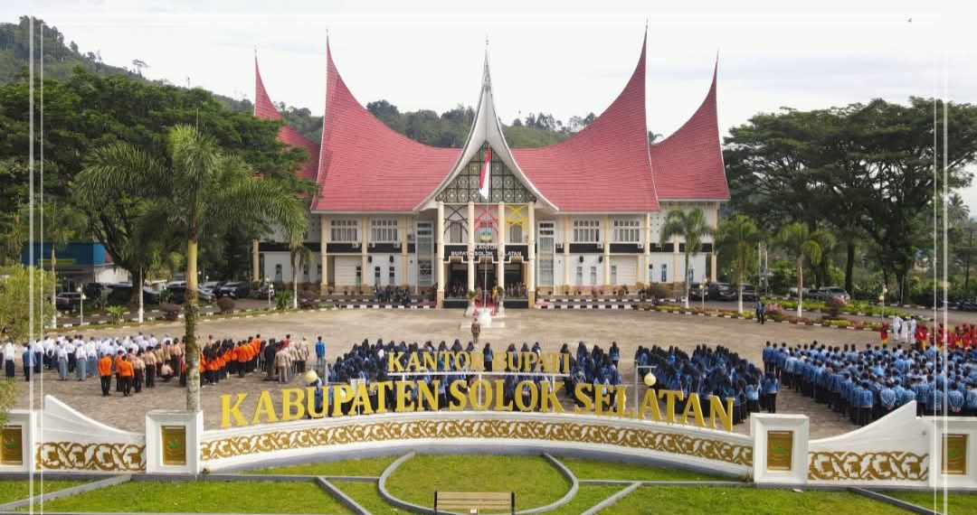 ARAHAN: ASN Solok Selatan sedang mengikuti apel di halaman Kantor Bupati Solok Selatan, Senin (3/11).
