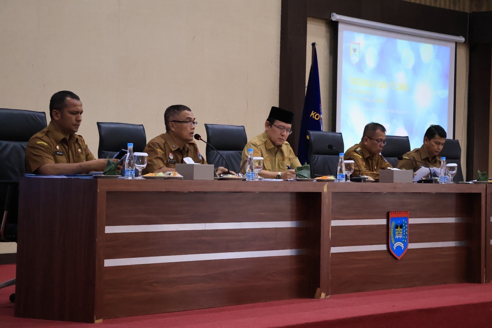 ANTUSIAS: Wali Kota Payakumbuh, Zulmaeta, memimpin Rapat Koordinasi Pejabat Pemerintah Kota Payakumbuh di Aula Ngalau Indah Balai Kota Payakumbuh, Selasa (4/11).