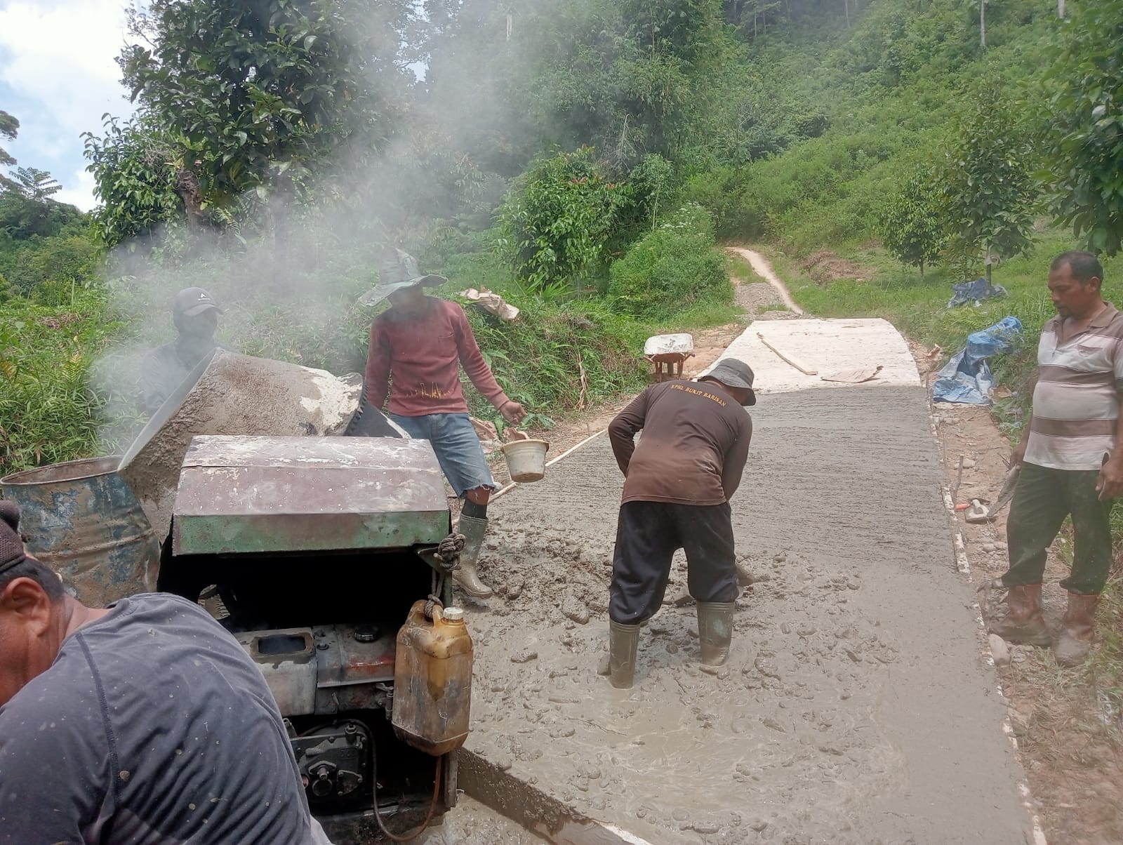 Peladang di kawasan Hutan Kemasyarakatan (HKm) Puncak Labuang, Kelurahan Limau Manis, Kecamatan Pauh, Kota Padang, Minggu (2/11/2025), gelar gotong royong.