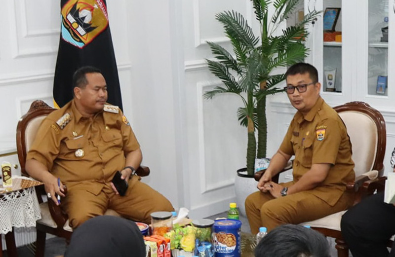 Wali Kota Pariaman Yota Balad saat menerima Ketua PGRI Kota Pariaman, Eka Putra Pernanda.