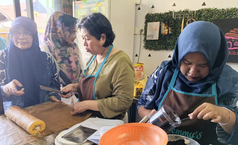 Sebanyak 11 warga Teluk Bayur ikuti pelatihan tata boga didukung PT Semen Padang untuk tingkatkan keterampilan dan kemandirian ekonomi keluarga.