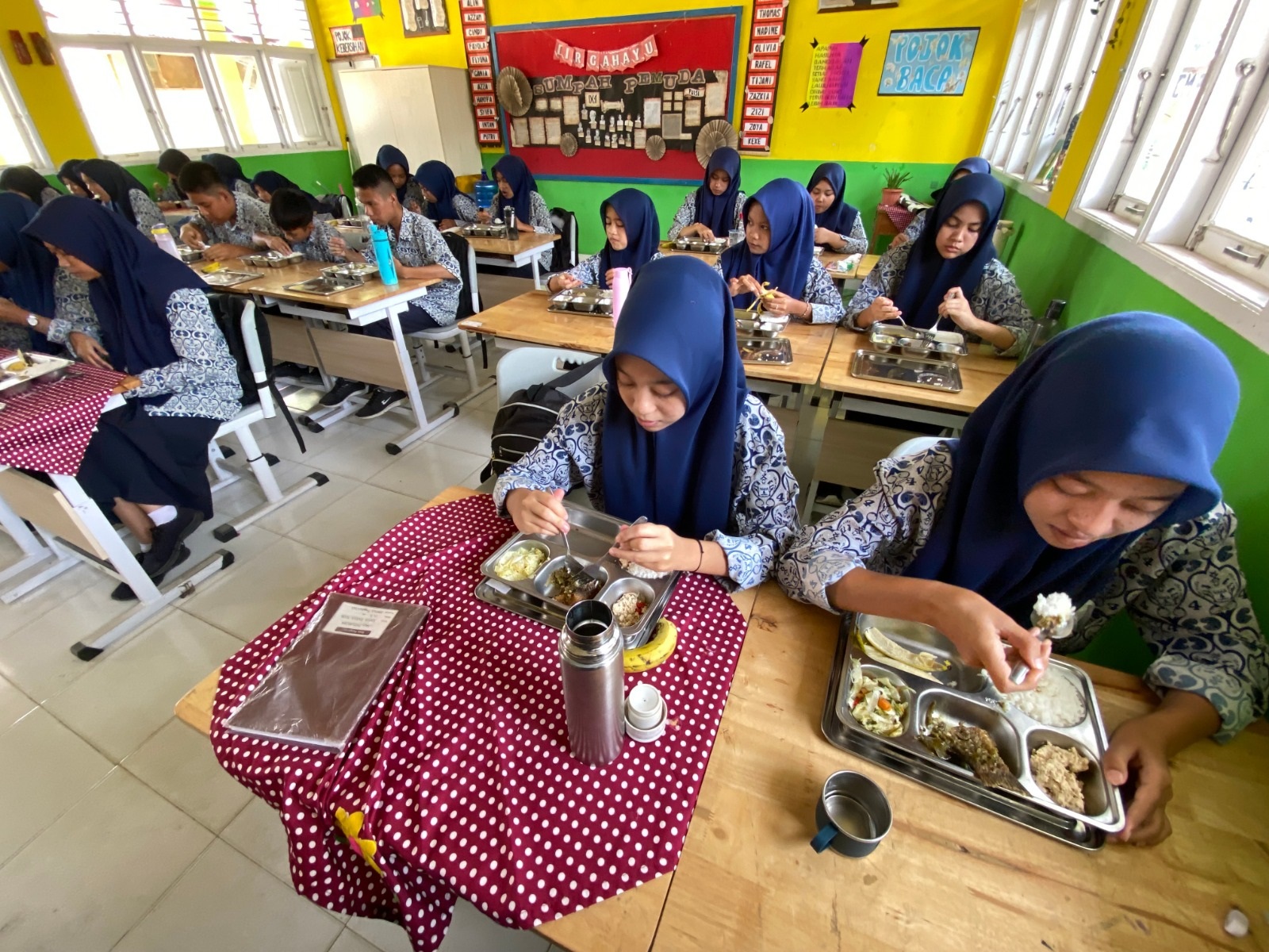 BERGIZI: Siswa SMPN 4 Payakumbuh saat menikmati Makan Bergizi Gratis (MBG) di sekolah mereka. Program ini melayani 925 pelajar di 29 rombongan belajar.