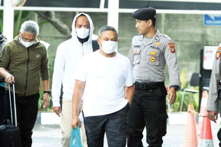 LANJUTKAN PEMERIKSAAN: Gubernur Riau Abdul Wahid saat tiba di Gedung Merah Putih KPK, Jakarta, Selasa (4/11).