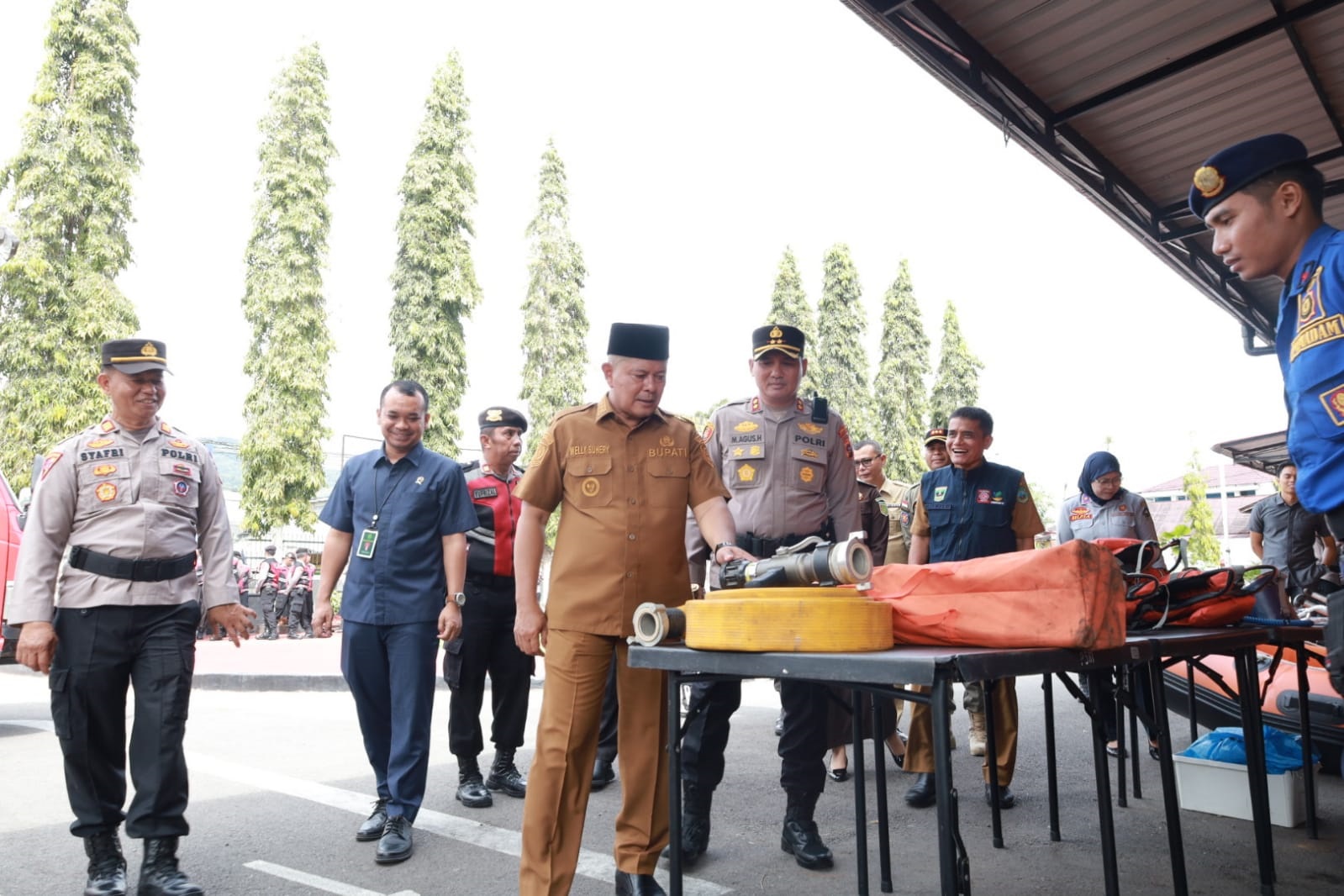 ARAHAN: Bupati Pasaman Welly Suhery saat meninjau peralatan kebencanaan pada Apel Kesiapsiagaan Tanggap Darurat Bencana Hidrometeorologi Tahun 2025 di halaman Mapolres Pasaman, Selasa (4/11).