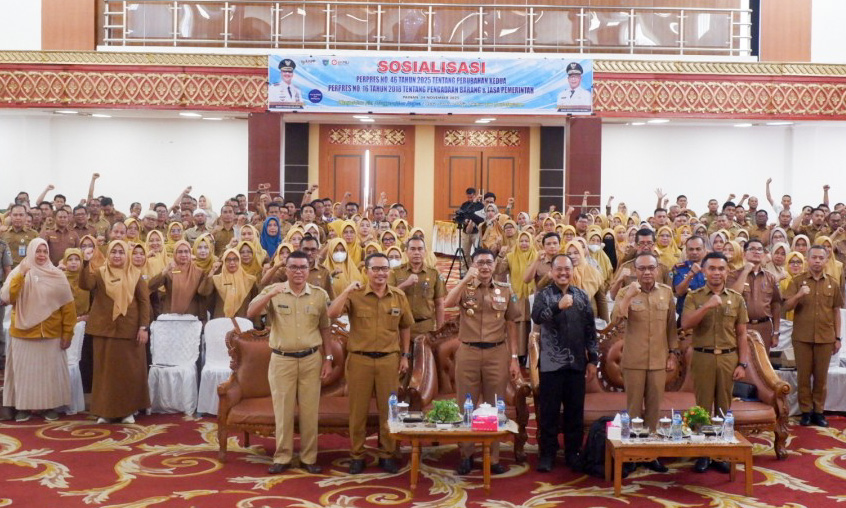 Bupati Pessel, Hendrajoni bersama narasumber Khalid Mustafa (KM Partner) foto bersama peserta sosialisasi Perpres Nomor 46 Tahun 2025. (Dok. Kominfo Pessel)