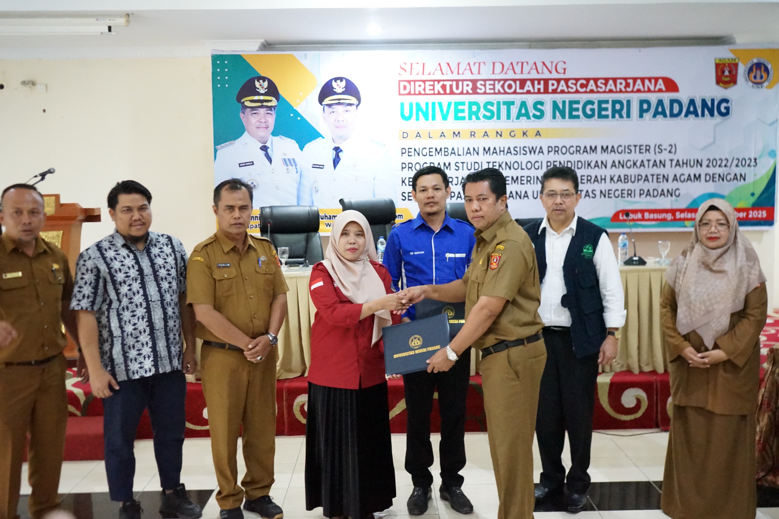 Sekkab Agam Mhd Lutfi menyerahkan ijazah S2 Teknologi Pendidikan kepada perwakilan kepala sekolah peserta kerja sama Pemkab Agam dan UNP di aula Bappeda, Selasa (4/11).