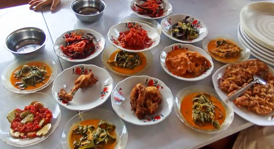 Aneka menu makan di Pondok Goreng Baluik Payakumbuah di Jalan Bypass Km 21, Kota Padang.