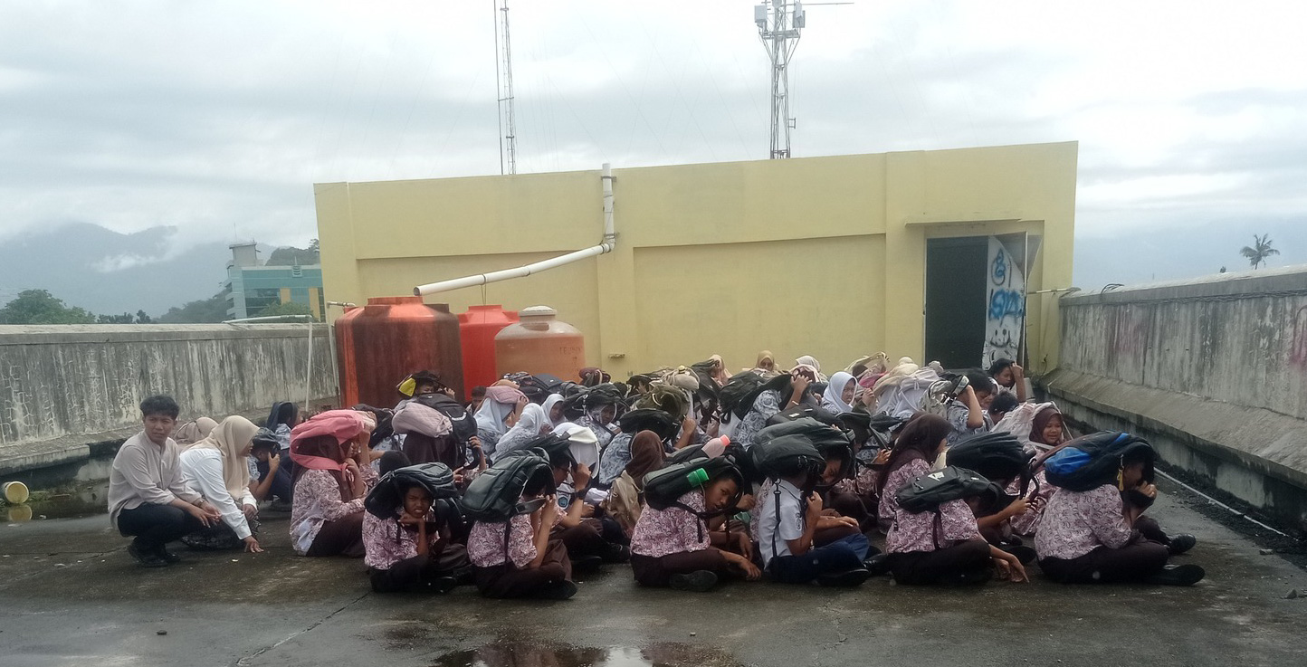 Pelajar SMPN 25 Padang yang mengikuti kegiatan Padang Tsunami Drill 2025, saat berada di puncak shelter di gedung sekolah mereka, Rabu (5/11/2025) pagi.
