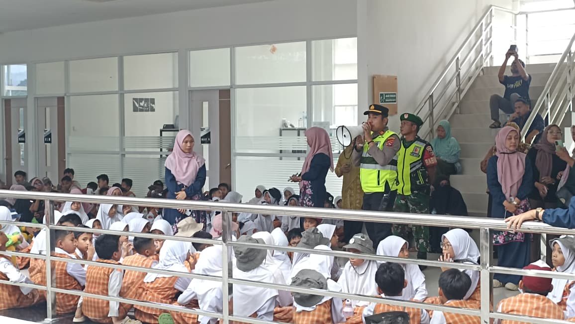 Pelajar Sekolah Dasar Plus Lillah sedang berada di shelter Politeknik ATI Padang, Rabu (05/11/2025). (Fadli Zikri/Padeks)