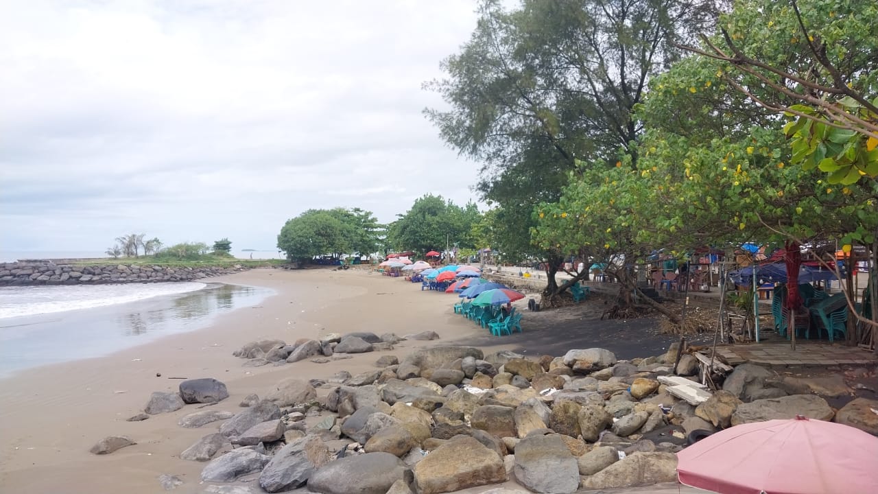 Lapak pedagang di kawasan Pasar Kuliner Taplau, Kota Padang. (Foto: Mengki Kurniawan/Padeks)