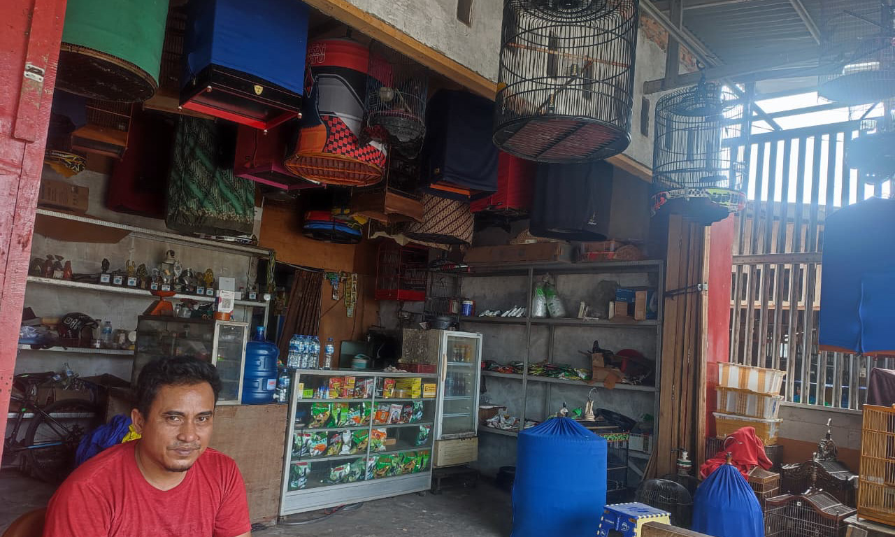 David di kedai Taruko Kicau di Jalan Taruko, Kalumbuk, Kecamatan Kuranji, Kota Padang, Selasa (4/11/2025). (Foto: Riyadhatul Khalbi/Padeks)