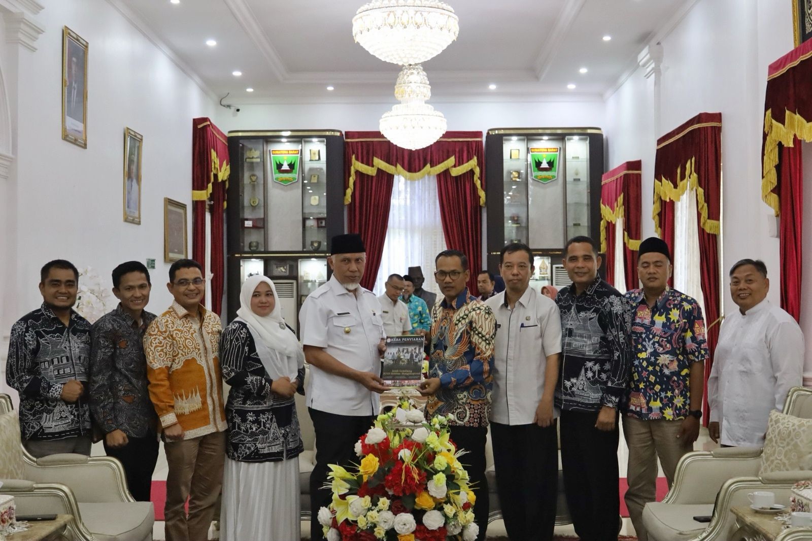 Gubernur Mahyeldi saat audiensi bersama KPID Sumbar dan Diskominfotik Sumbar di Istana Gubernur Sumbar.