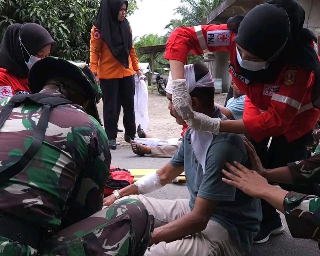 SIAGA BENCANA: Warga di pesisir pantai Tanjungmutiara, Kabupaten Agam, melakukan simulasi dalam menghadapi bencana gempa dan tsunami, baru-baru ini.