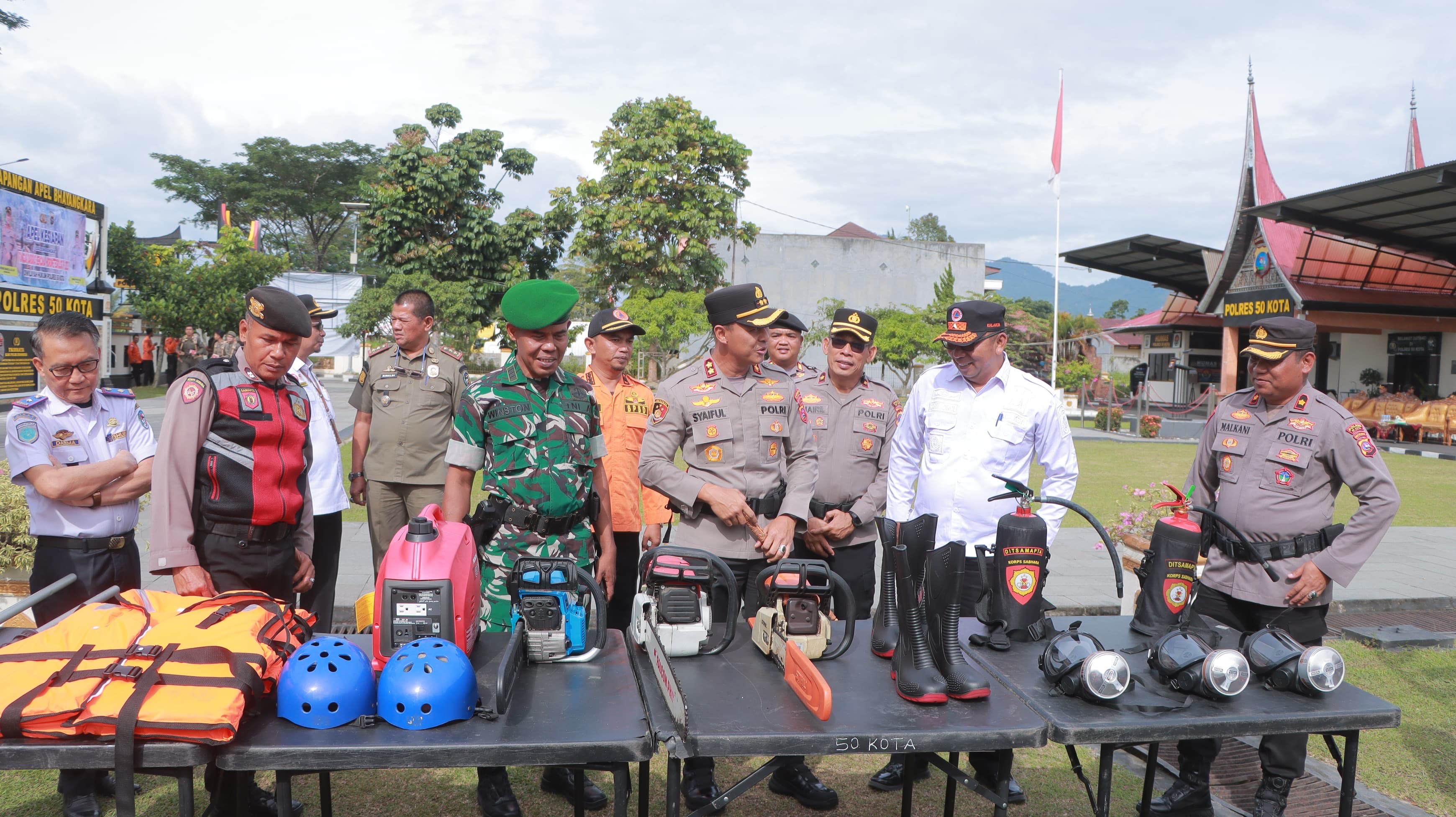 LANGKAH ANTISIPASI: Kapolres Limapuluh Kota, AKBP Syaiful Wachid saat meninjau peralatan kebencanaan usai Apel Kesiapan Tanggap Darurat Bencana 2025 di Lapangan Apel Bhayangkara, Rabu (5/11).