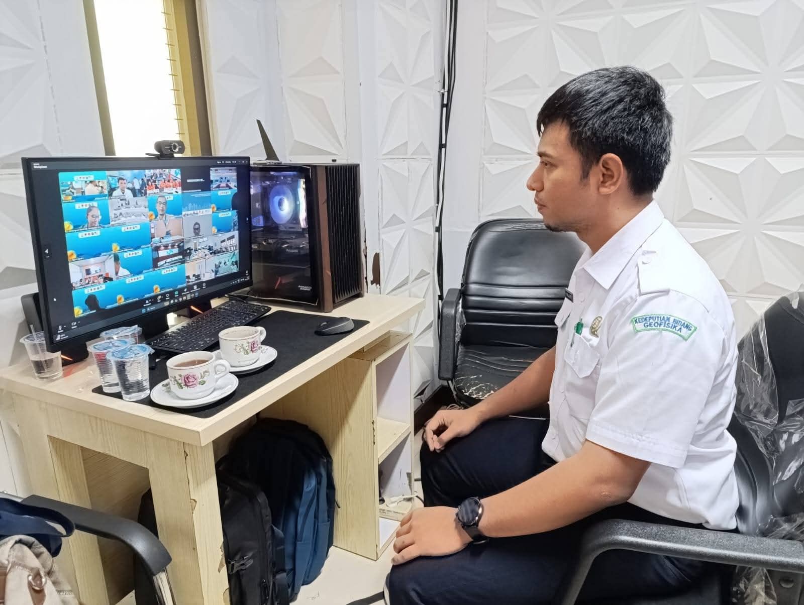 Staf Bidang Mitigasi Gempa dan Tsunami BMKG hadir di ruang Pusdalops BPBD Padang di Balai Kota, Aie Pacah.