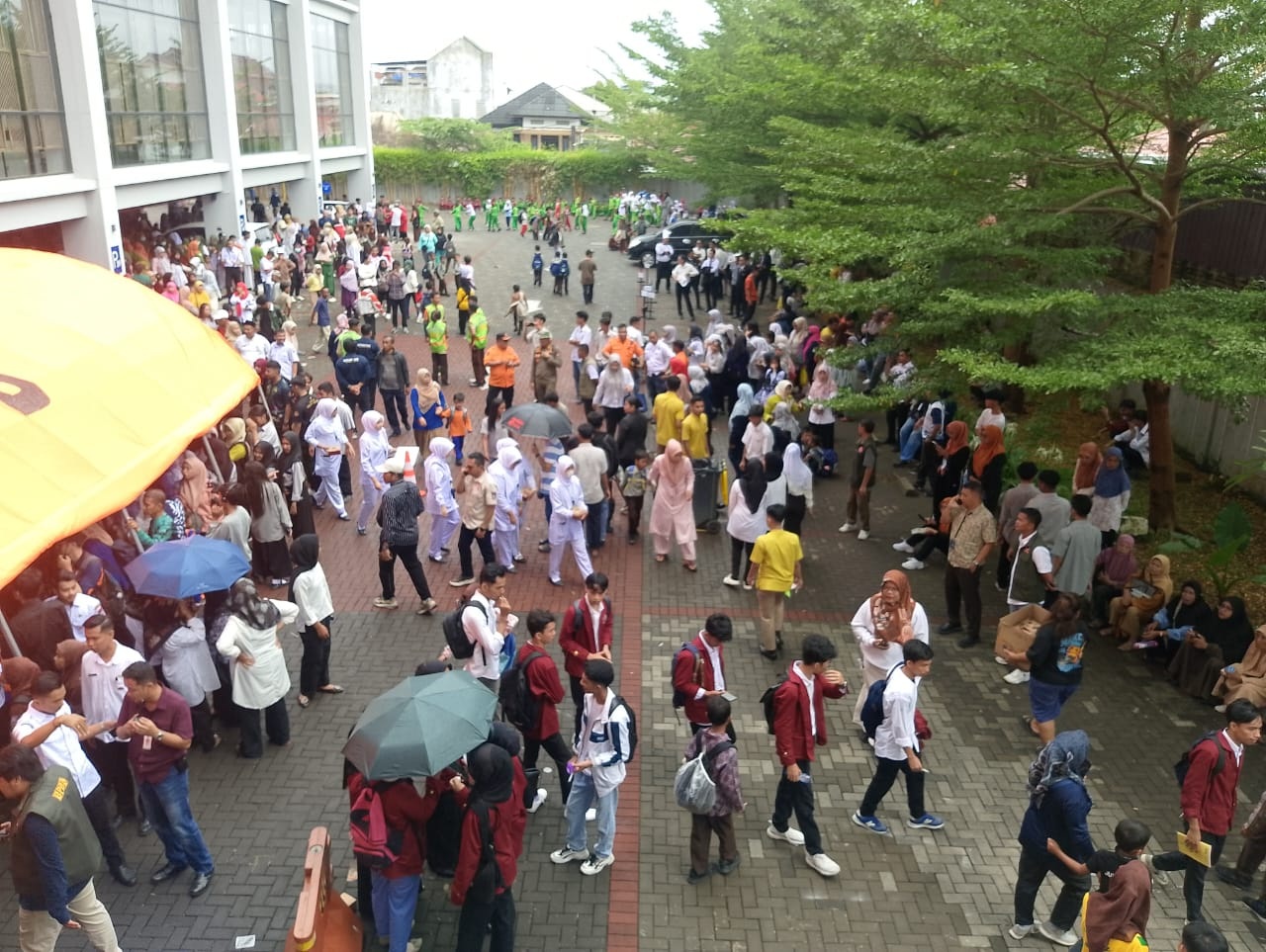 RATUSAN warga terlihat memadati area tempat evakuasi sementara yang disiapkan di halaman Hotel Santika.