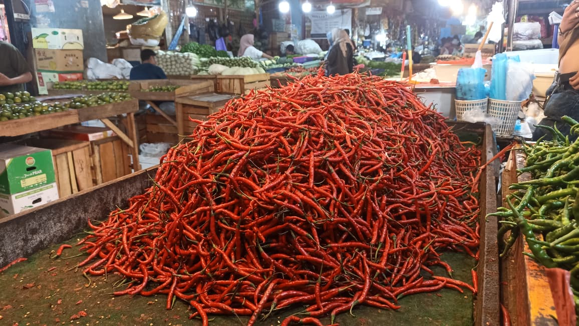 Harga cabai merah di Pasar Raya Padang turun dari Rp80.000 menjadi Rp64.000 per kilogram setelah pasokan kembali lancar dan harga solar stabil. (Foto: Fadli Zikri/Padeks)