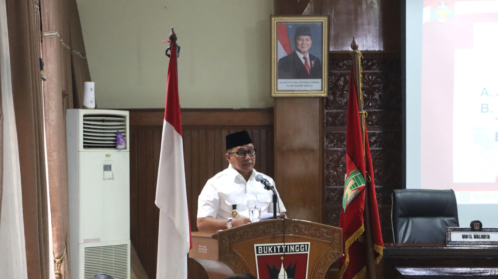 PARIPURNA:Wali Kota Bukittinggi Ramlan Nurmatias menyampaikan hantaran Raperda APBD Kota Bukittinggi Tahun Anggaran 2026 dalam rapat paripurna di Gedung DPRD Kota Bukittinggi, Rabu (5/11).