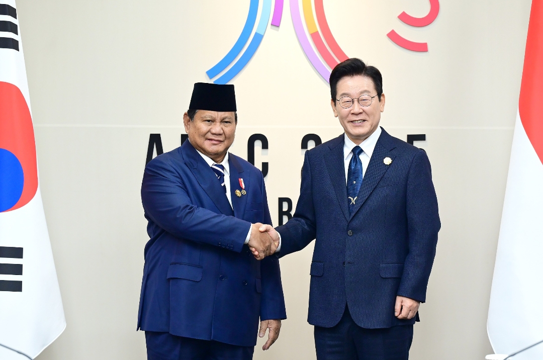 Presiden Prabowo Subianto dan Presiden Korsel Lee Jae-myung berjabat tangan hangat di KTT APEC 2025, menandai hubungan bilateral yang kuat.(Foto: PCO)