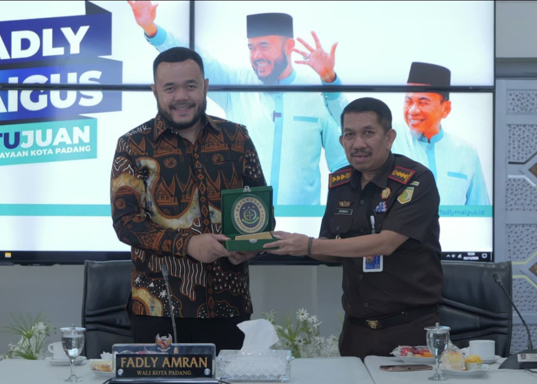 Wali Kota Padang Fadly Amran dan Kajari Padang Koswara saat pertemuan di Balai Kota Padang, Kamis (6/11/2025). (Foto: Prokopim)