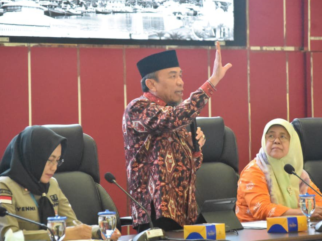 Wakil Wali Kota Padang Maigus Nasir memimpin rapat koordinasi penurunan kemiskinan dan pembaruan data PKH di Balai Kota Padang, Kamis (6/11/2025).(Foto: Prokopim)